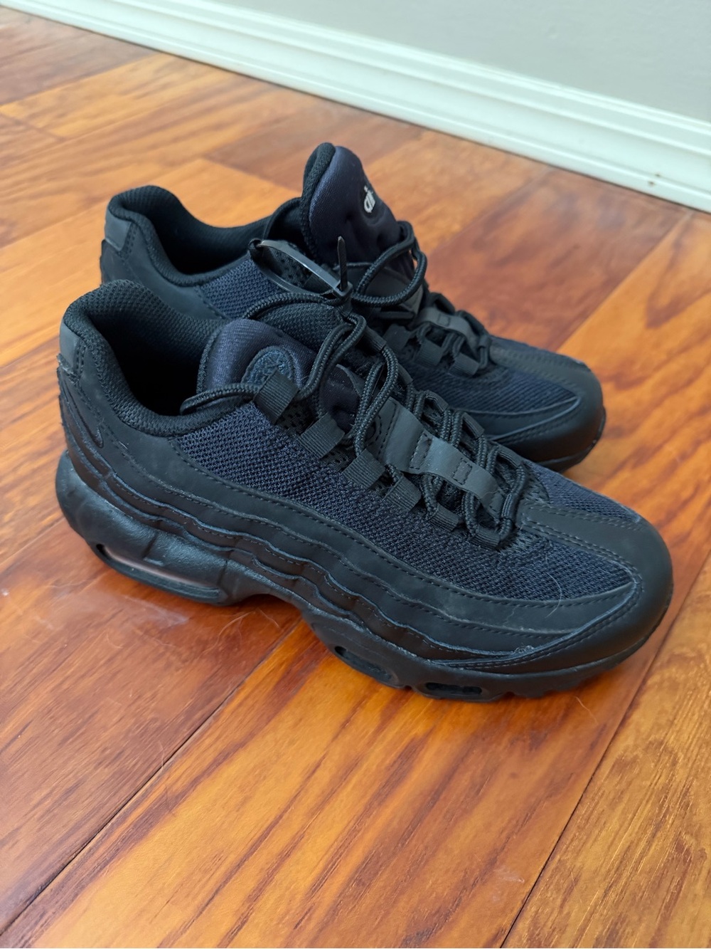 Nike NEW Air Max triple black size 4.5